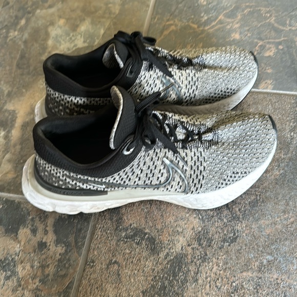 Nike Flyknit React Running Shoes - Picture 2 of 8